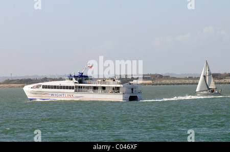 Wight Ryder 1 läuft ein Fluggast Katamaran Wightlink Unternehmens Portsmouth England UK das Schiff auf dem Solent Stockfoto