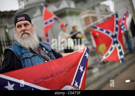 Flagge der Konföderierten Freistellungen Stand vor der Jefferson Davis-Statue in der Monument Avenue in Richmond, Virginia, USA. Stockfoto