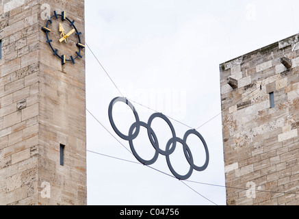 Die Olympischen Ringe hängen von den zwei Türmen im Olympiastadion Berlin, Berlin, wo die 11. Olympischen Spiele ausgetragen wurden Stockfoto