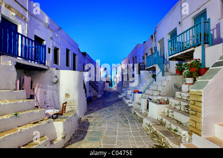 Griechenland, Insel Folegandros. Die zentralen Gasse in der Burg von Hora (der Hauptstadt der Insel) in der "blauen" Stunde Stockfoto