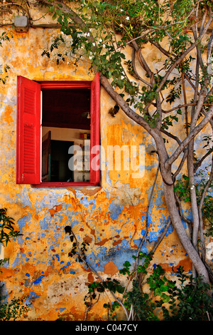 Ein Fenster in einem alten Haus in Anafiotika, malerischen Stadtteil Plaka, Athen, Griechenland, rechts unterhalb der Akropolis Stockfoto