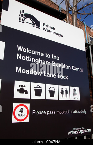 Ein British Waterways willkommen Zeichen entlang Beeston Nottingham Canal bei Meadow Lane Lock Stockfoto