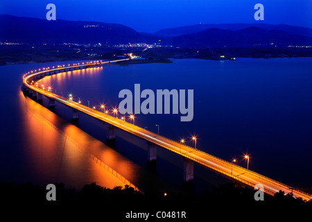 Dies ist die Servia-Brücke über den Polyfytou See, in der Nähe der kleinen Stadt von Servia in Kozani Präfektur, Mazedonien, Griechenland Stockfoto