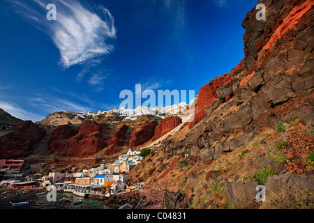 Ansicht von Ammoudi, einer der 2 kleinen Häfen von Oia und Oia selbst am oberen Teil des Fotos. Santorin, Griechenland Stockfoto