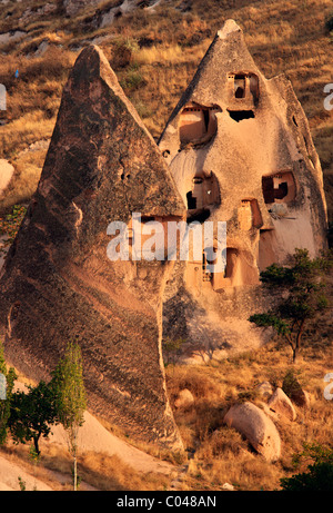Zwei konischen Gesteine verwendet, als Fels in der "Rückseite" des Uchisar Stadt, Nevsehir, Cappadocia 'Cavehouses' und Taubenschläge geschnitten Stockfoto