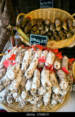 Sanglier Eber Würste Saucisson auf Verkauf in Brantome in Norden Dordogne, Frankreich Stockfoto