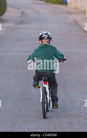 Ein MODEL Release sieben Jahre alter Junge sein BMX-Fahrrad im Vereinigten Königreich Stockfoto