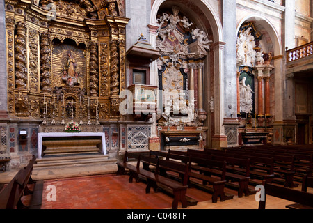 Vergoldete Kapelle Altar in der Kathedrale von Santarem, aka Se oder Nossa Senhora da Conceicao Kirche, Portugal. Jesuitenkirche. katholischen barocken Interieur Stockfoto