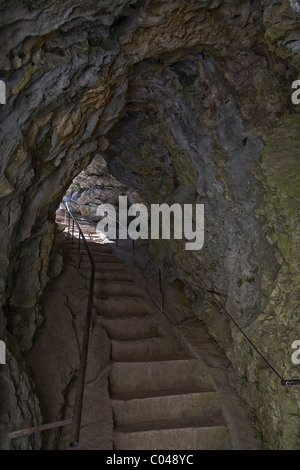 Predjamski Grad ist eine erstaunliche Wasserburg in die Felsen tief in der slowenischen Landschaft. Stockfoto