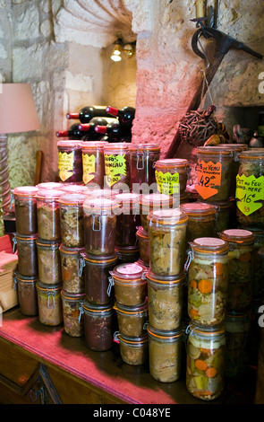 Erhalten, Fleisch und anderen Lebensmitteln auf Verkauf in Brantome in Norden Dordogne, Frankreich Stockfoto