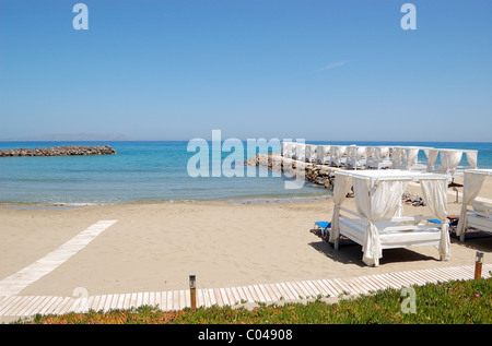 Hütten am Strand des Luxushotels, Kreta, Griechenland Stockfoto