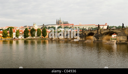 Prag-Fluss und Stadtpanorama Stockfoto