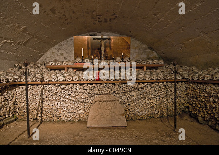 Das Beinhaus (Beinhaus) in Hallstatt in die Michaelskappelle (St. Michaels Kapelle), die aus dem zwölften Jahrhundert. Stockfoto