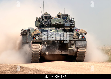 Eine britische Armee Warrior Schützenpanzer auf dem Salisbury Plain Truppenübungsplatz in Wiltshire, Vereinigtes Königreich Stockfoto