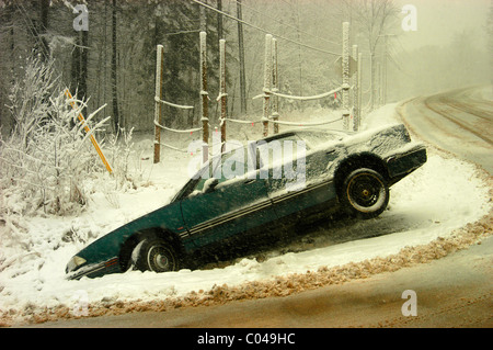 Fahrzeug rutschte weg von der Straße während eines Schneesturms Stockfoto