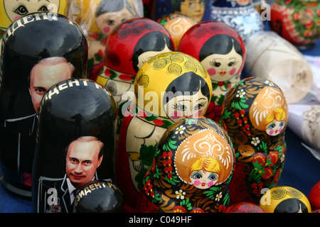 Russische Puppen zum Verkauf auf einem Markt stall in Moskau. Traditionelle hölzerne Puppen stehen Seite eines Vladamir Putin Stockfoto