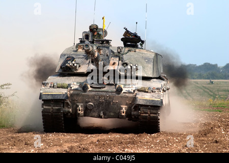 Ein Challenger 2 Main Battle Tank (MBT) der britischen Armee auf Übung auf dem Salisbury Plain Truppenübungsplatz, Wiltshire, Stockfoto