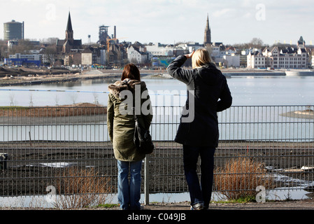 Besucher auf der Phoenix-Stausee, Gelände des ehemaligen Stahlwerks Hoesch Hermannsmill Phoenix-Ost, Dortmund, Deutschland Stockfoto