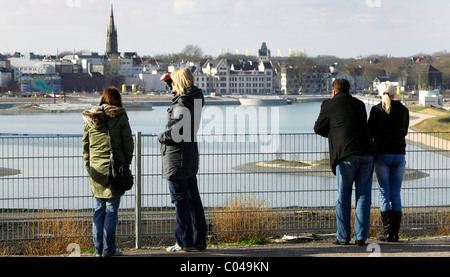 Besucher auf der Phoenix-Stausee, Gelände des ehemaligen Stahlwerks Hoesch Hermannsmill Phoenix-Ost, Dortmund, Deutschland Stockfoto