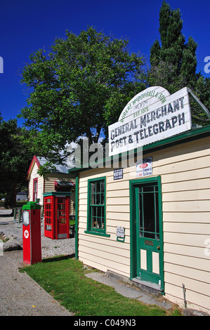 Old General Mechant Post & Telegraph Store, Benzinpumpe und Telefonbox neben Cardrona Hotel, Cardrona, Otago Region, Südinsel, Neuseeland Stockfoto