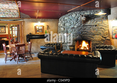 Innenraum mit Kaminfeuer im historischen Cardrona Hotel, Cardrona, Otago Region, Südinsel, Neuseeland Stockfoto