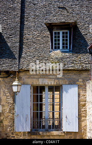 Traditionelle französische Fenster mit Fensterläden in Sarlat in der Dordogne, Frankreich Stockfoto