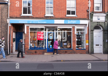 Die Sue Ryder-Charity-Shop speichern in Southwold, Suffolk, England, Großbritannien, Uk Stockfoto