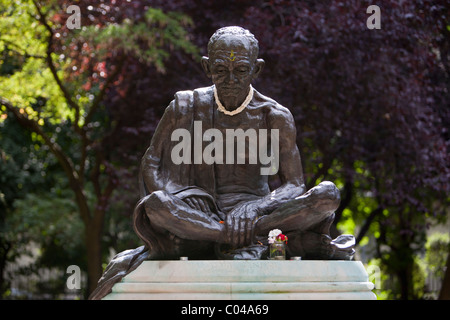 Statue von Mahatma Ghandi, gelegen am Tavistock Square in London Stockfoto