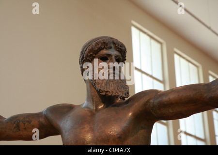 Bronzestatue des Zeus oder Poseidon, nationalen archäologischen Museum in Athen, Griechenland Stockfoto