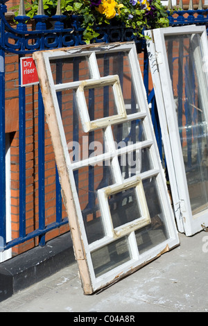 Alte Fenster warten auf Sammlung, Bickenhall Street, London, England, UK, Europa Stockfoto