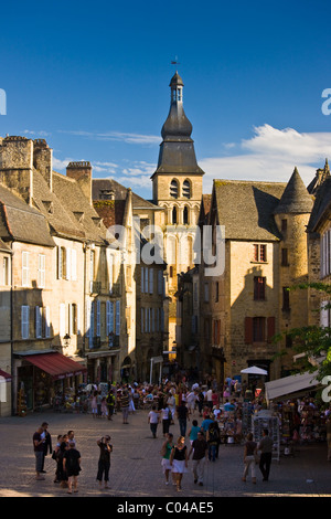 Centre Ville, Touristen im Marktplatz des malerischen beliebtes Touristenziel von Sarlat in der Dordogne, Frankreich Stockfoto