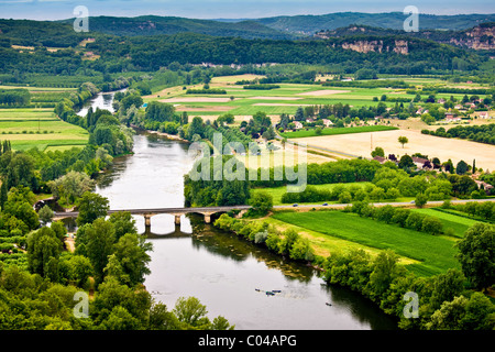 Malerische Szenerie der Fluss Dordogne betrachtet aus der Höhe bei Domme, Dordogne, Frankreich Stockfoto