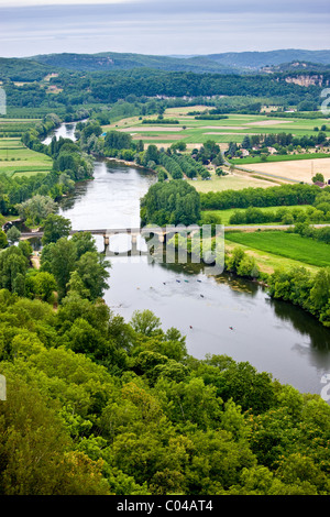 Der Fluss Dordogne angesehen von der Höhe bei Domme, Dordogne, Frankreich Stockfoto