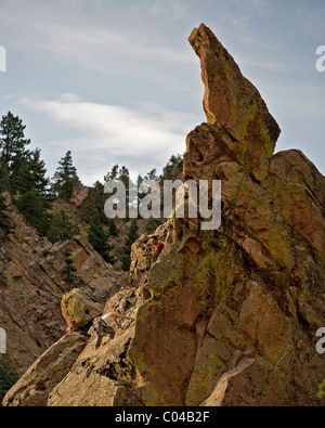 Ein junges Mädchen folgt ihr Partner schwer Klettern auf die Bastille im Eldorado Canyon (Eldo), außerhalb von Boulder, CO. Stockfoto