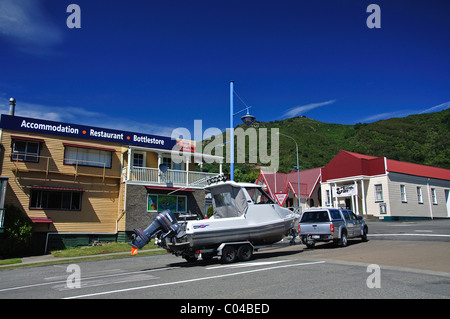 Auto abschleppen Boot und Trailer, Main Road, Havelock, Marlborough Region, Südinsel, Neuseeland Stockfoto