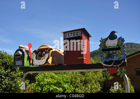 Dekorative Brief Boxen in Okiwa Bay, Queen Charlotte Sound, Marlborough Sounds, Marlborough Region, Südinsel, Neuseeland Stockfoto