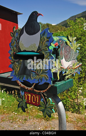 Dekorative Brief box in Okiwa Bay, Queen Charlotte Sound, Marlborough Sounds, Marlborough Region, Südinsel, Neuseeland Stockfoto