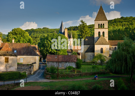 Umwerben paar im Dorf St. Leon Sur Vézère in der Dordogne, Frankreich Stockfoto