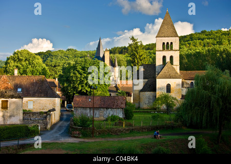 Umwerben paar im Dorf St. Leon Sur Vézère in der Dordogne, Frankreich Stockfoto