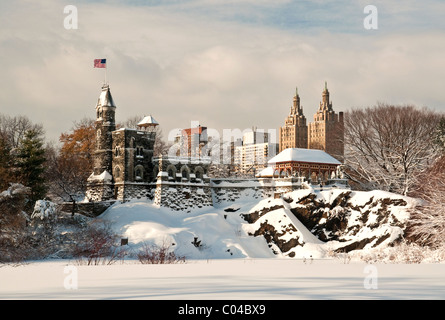 Das Schloss Belvedere im Central Park, New York City nach einem Schneesturm Stockfoto