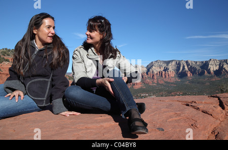 Freunde an einem Aussichtspunkt Punkt in Sedona Stockfoto