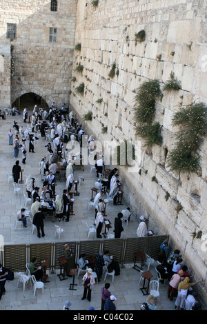 Orthodoxe Juden kommen zur Klagemauer von der Altstadt von Jerusalem, an der Klagemauer in Israel zu beten. Stockfoto