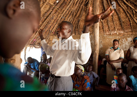 Ein Pastor betet in einer Kirche in ländlichen Nord-Uganda, Ostafrika. Stockfoto