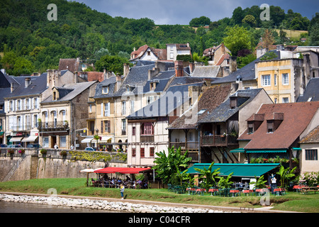 Menschen im Café-Restaurant in der Stadt von Montignac in der Dordogne, Frankreich Stockfoto