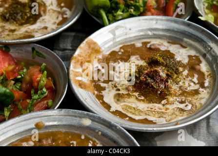 Ägyptisches Frühstück in einer kleinen Straße Restaurant im islamischen Kairo. Stockfoto