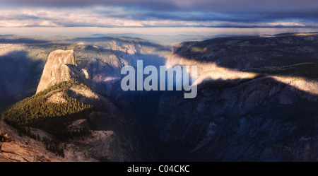 Blick auf Half Dome von oben der Cloud die Ruhe am Morgen Stockfoto