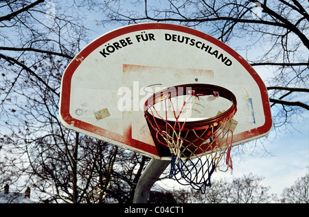 Outdoor-Basketballkorb in Alt-Sachsenhausen in der deutschen Stadt Frankfurt Am Main. Stockfoto