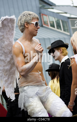 Ein Mann verkleidet in weiß auf einer Gay-Pride-Parade in Reykjavik, Island. Stockfoto