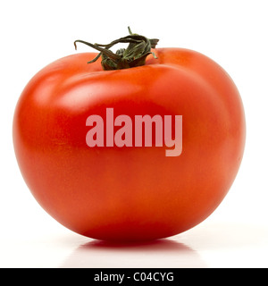 Lebendige Rind Tomate aus niedrigen Perspektive isoliert auf weiss. Stockfoto