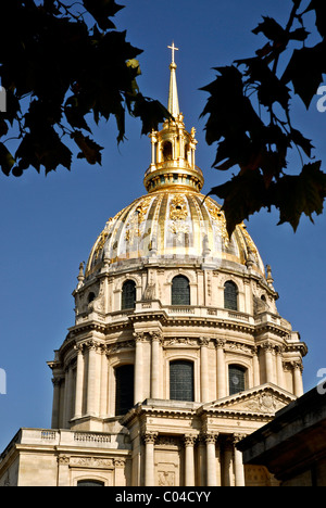 Kuppel der Kirche Invalides Paris wo das Grab von Napoleon Bonaparte, mit Blättern im Vordergrund Stockfoto